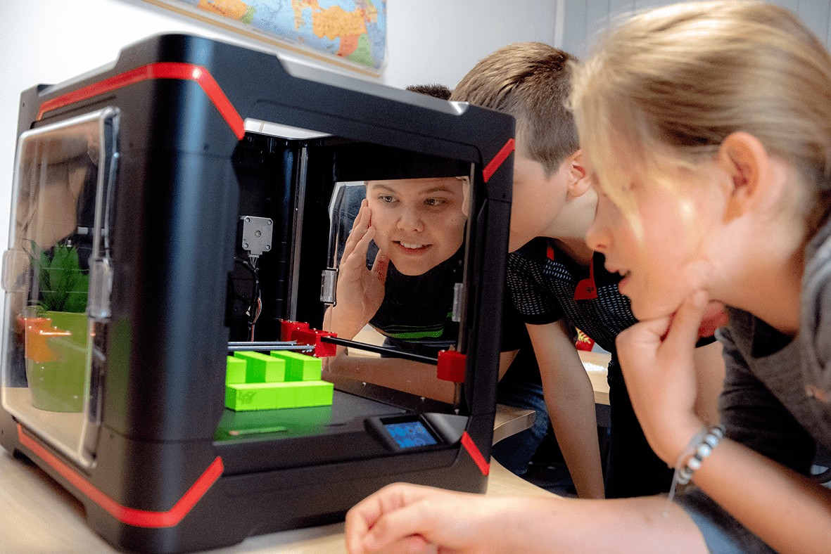 Filmik instruktażowy pierwszy wydruk modeli 3D na zajęciach edukacyjnych w szkole. 