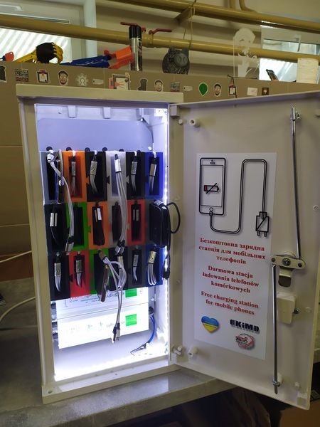 Stacja do ładowania telefonów komórkowych wykonana drukarką 3D